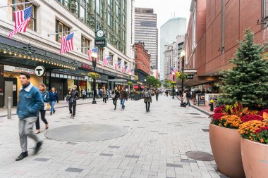 Boston, Anne - 17 Ekim 2019: Şehir merkezinde Summer Caddesi boyunca yürüyen insanlar.