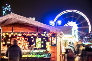 Brüksel, Belçika - 6 Aralık 2019: Gece Sainte-Catherine 'de Noel pazarı açıldı