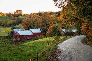Sonbaharda kırsal alanda kırmızı ahşap ahırı olan geleneksel Amerikan çiftliği. Çok güzel renkler. Woodstock, Vt, Usa.