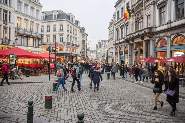 Brussels Belgium December 2019 People Strolling Cobbled Street Historic Old — Stock Photo, Image