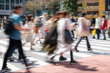 Güneşli bir günde Tokyo 'nun merkezinde yoğun geçişler