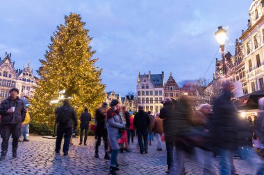 Antwerp, Belçika - 7 Aralık 2019: İnsanlar Grote Markt Meydanı 'ndaki Noel pazarında gün batımında dolaşıyorlar