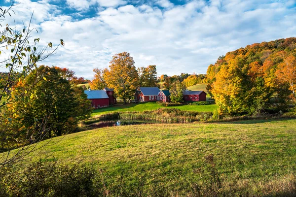 Bauernhäuser Inmitten Eines Bunten Baumes Einer Hügeligen Ländlichen Landschaft Herbstmorgen — Stockfoto