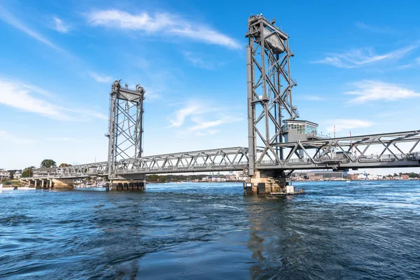 Κατακόρυφη Γέφυρα Που Εκτείνεται Ένα Ισχυρό Ποτάμι Μια Σαφή Ημέρα — Φωτογραφία Αρχείου