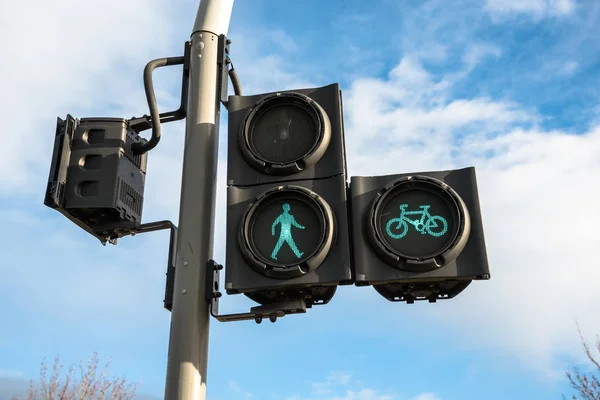 Green Traffic Lights Pedestrians Cyclists Blue Sky Edinburgh Scotland — Stock Photo, Image