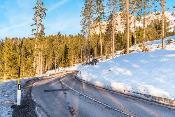 Estrada Sinuosa Limpa Neve Nos Alpes Dia Ensolarado Inverno Dolomites — Fotografia de Stock