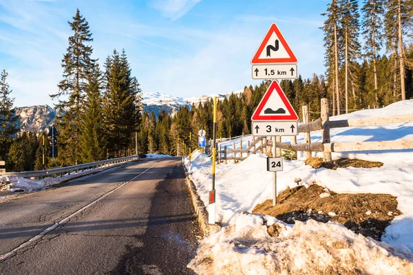 晴れた冬の日にアルプスの雪の山の道路に沿ってヨーロッパのトレーニング警告標識をクリアします ドロマイト 南チロル — ストック写真