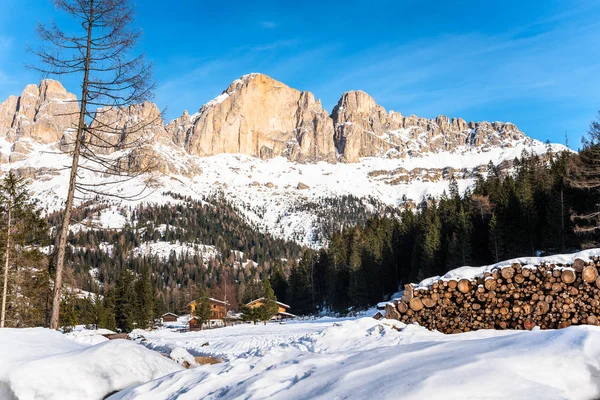 Picos Rochosos Nevados Nos Alpes Dia Inverno Claro Uma Pilha — Fotografia de Stock