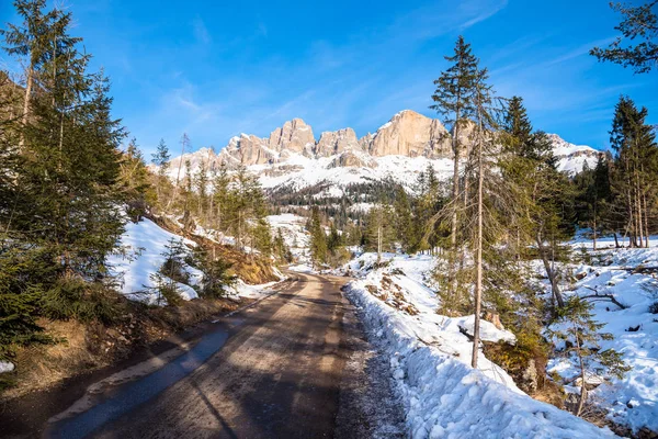 Narrow Winding Road Majestic Snowy Mountain Scenery Alps Clear Winter — Stockfoto