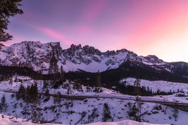 Herrliche Verschneite Berglandschaft Den Alpen Der Abenddämmerung Dolomiten Südtirol — Stockfoto