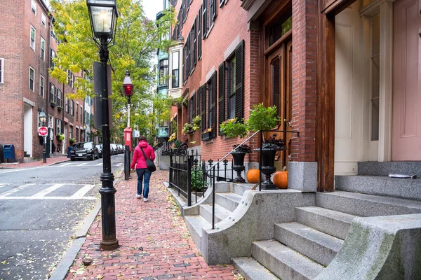 Lonely Woman Walking Brick Sidewalk Lined Traditional American Townhouses Cloudy — 스톡 사진