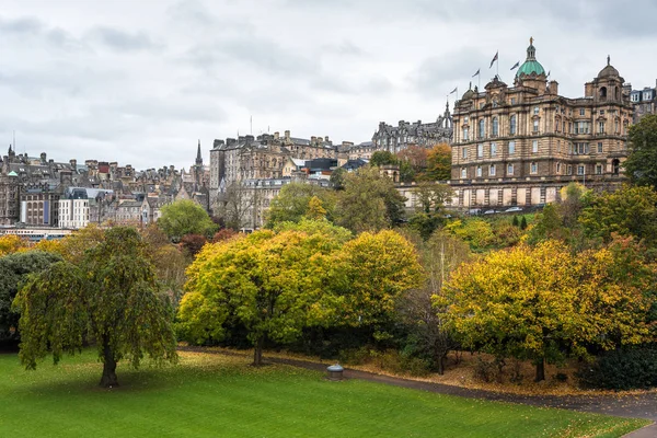 Stare Miasto Edynburgu Parkiem Pierwszym Planie Pochmurny Jesienny Dzień Szkocja — Zdjęcie stockowe