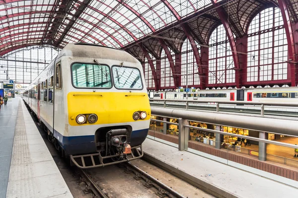 Front View Electric Locomotive Pulling Passenger Train Standing Platform Station — Stockfoto