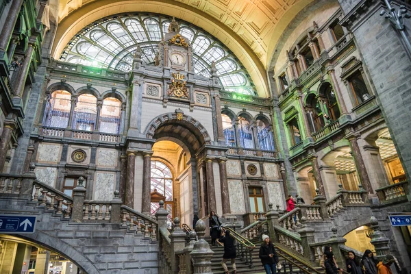 Antwerp, Belçika - 7 Aralık 2019 Merkez tren istasyonunun giriş salonunun görüntüsü. Antwerpen-Centraal, Antwerp 'in ana tren istasyonu..
