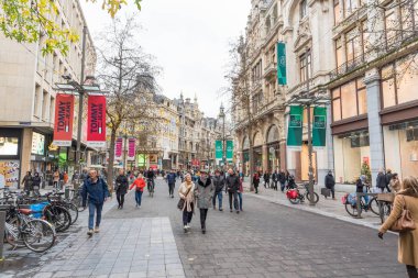 Antwerp, Belçika - 7 Aralık 2019: Bulutlu bir kış sabahı Meir 'de gezinen insanlar. Meir, Antwerp 'in ana alışveriş caddesi..