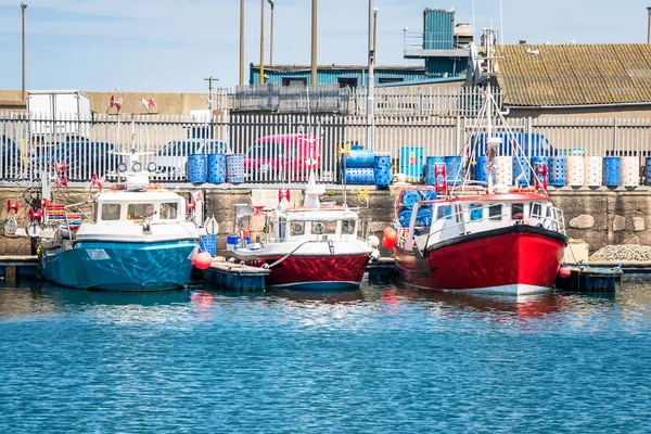 Kolorowe Łodzie Rybackie Porcie Pogodny Wiosenny Dzień Peterhead Szkocja Wielka — Zdjęcie stockowe
