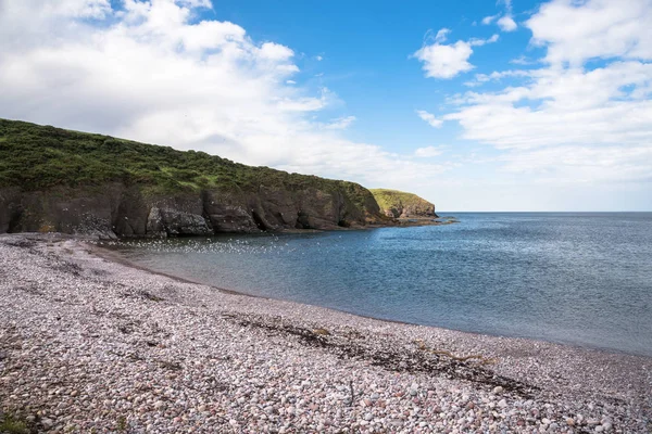 Beautiful Cove Vith Deserted Shingle Beach Coast Scotland Clear Spring — Stock Photo, Image