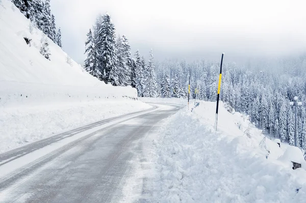 Заснеженная Альпийская Дорога Туманный Зимний День Коварные Условия Вождения — стоковое фото