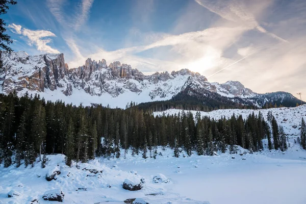 Magnífica Paisagem Montanha Nevada Nos Alpes Pôr Sol Pequeno Lago — Fotografia de Stock