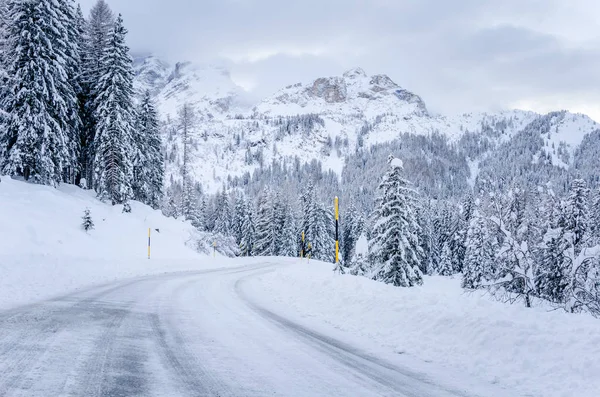 Verschneite Bergstraße Fuße Der Hoch Aufragenden Berggipfel Der Alpen Einem — Stockfoto