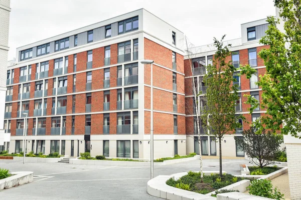 Moderno Edificio Apartamentos Con Patio Pavimentado Con Bancos Farolas Primer — Foto de Stock