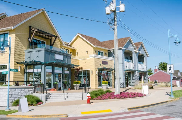 Moderne Wohnhäuser Mit Geschäften Erdgeschoss Einem Sonnigen Sommertag Steveston Kanada — Stockfoto