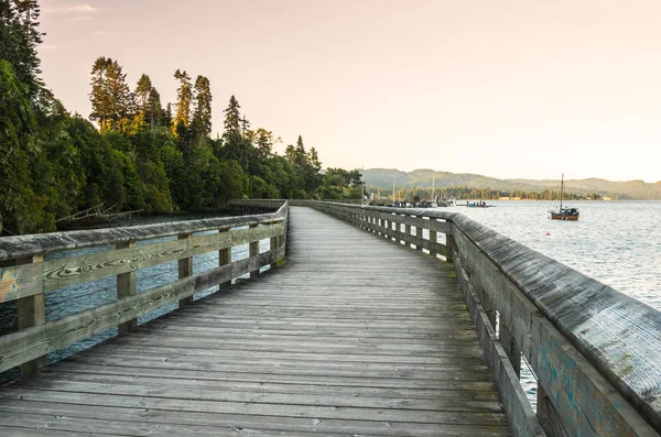 Övergiven Strandpromenad Längs Stranden Vacker Vik Vid Solnedgången Lugn Scen — Stockfoto