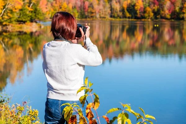 Turista Mujer Tomando Fotos Hermoso Lago Montaña Una Soleada Mañana — Foto de Stock