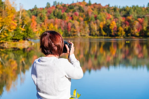 Женщина Фотограф Фотографирует Красивое Горное Озеро Окружении Красочного Осеннего Леса — стоковое фото
