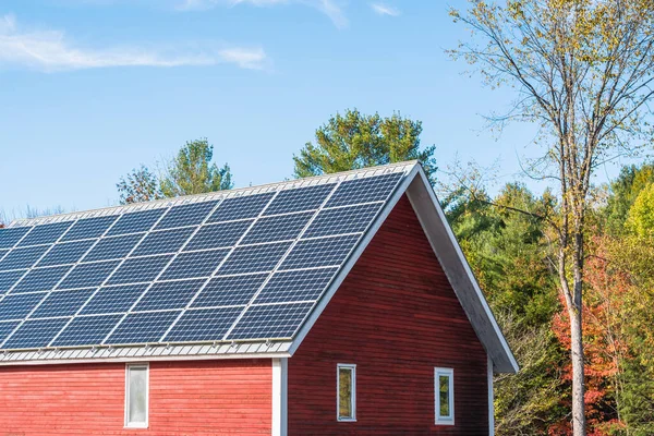 Pannelli Solari Produzione Energia Elettrica Sul Tetto Fienile Legno Rosso — Foto Stock