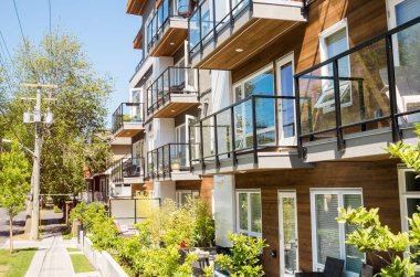 Güneşli bir yaz gününde sokağın yanındaki modern bir apartmanın ayrıntıları. Victoria, BC, Kanada.