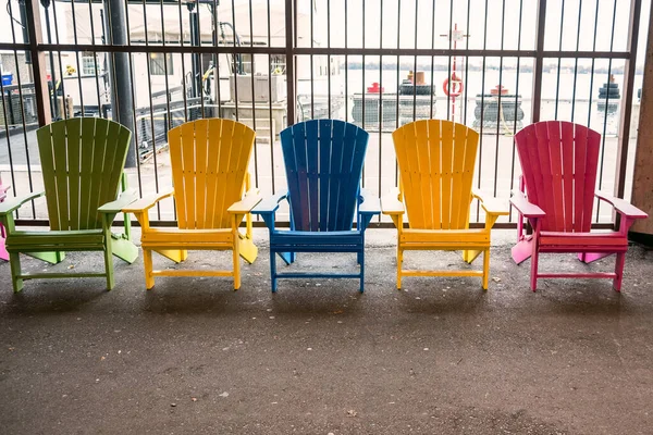 Rangée Chaises Adirondack Colorées Vides Contre Une Clôture Métallique Toronto — Photo