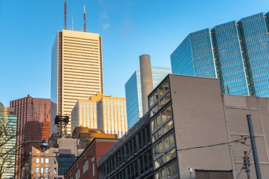 Günbatımında mavi gökyüzüne karşı modern cam ofis blokları olan bir finans bölgesinin silüeti. Toronto, ON, Kanada.