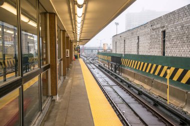 Yağmurlu ve sisli bir sonbahar gününde metro istasyonunda terk edilmiş. Toronto, ON, Kanada.