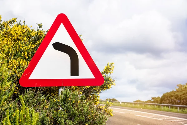 Niebezpieczny Zakręt Przed Znakiem Ostrzegawczym Wzdłuż Autostrady Przybrzeżnej Słoneczny Wiosenny — Zdjęcie stockowe