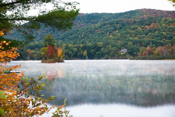 Hermoso Lago Rodeado Montañas Boscosas Día Nublado Otoño Niebla Matutina —  Fotos de Stock