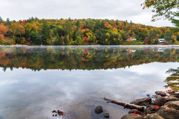 Härlig Fjällsjö Med Semesterhus Längs Skogsklädda Stränderna Höstens Färgsäsong Vermont — Stockfoto