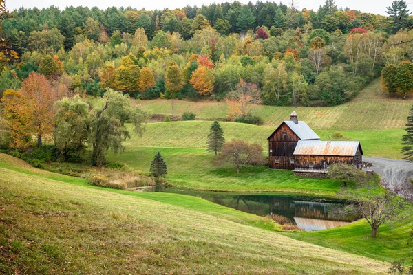 Traditional Wooden Barn Rolling Rural Landscape Cloudy Autumn Day Voodstock — Stock Photo, Image