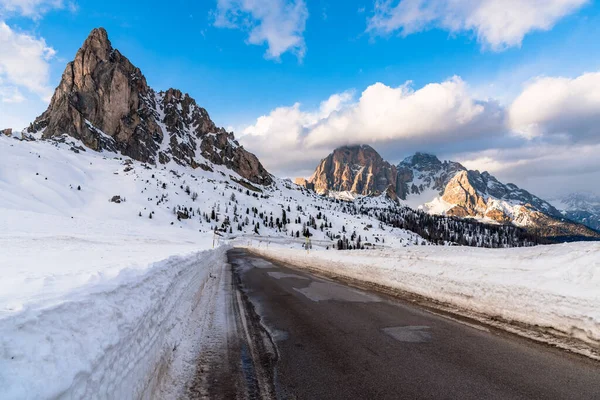 Estrada Vazia Uma Magnífica Paisagem Montanha Nevada Nos Alpes Europeus — Fotografia de Stock
