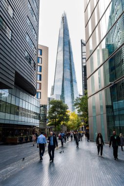 Londra, İngiltere - 8 Ekim 2018: More London Riverside boyunca yürüyen insanlar. Londra, Thames Nehri 'nin güney kıyısında, Londra' daki Tower Bridge 'in hemen güneybatısında bir gelişmedir..