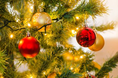 Takı ve ışıklarla asılı bir Noel ağacının yakınında. Seçici odak