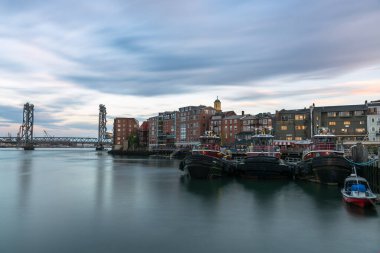 Günbatımında Portsmouth rıhtımı ve Memorial asansör köprüsü manzarası. Uzun pozlama. NH, ABD.