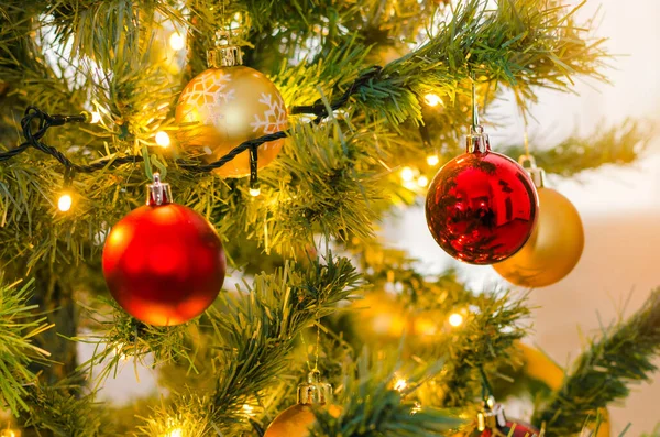 Takı Işıklarla Asılı Bir Noel Ağacının Yakınında Seçici Odak — Stok fotoğraf