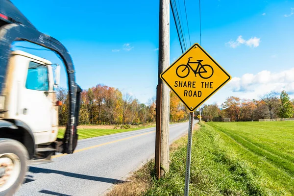 Señal Advertencia Tráfico Advirtiendo Los Conductores Contra Las Bicicletas Una — Foto de Stock