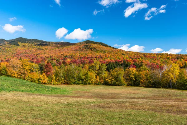 Paisagem Montanhosa Envolvente Durante Época Das Cores Outono Céu Azul — Fotografia de Stock