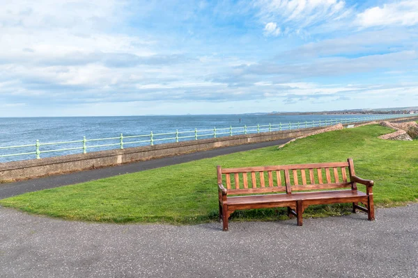 Empty Wooden Bench Tranquil Seafront Park Partly Cloudy Autumn Day — Stock Photo, Image