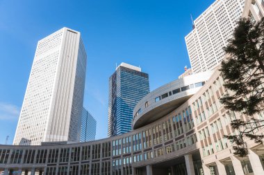 Açık bir bahar günü, finans bölgesindeki yüksek ofis binalarının manzarası. Tokyo, Japonya.