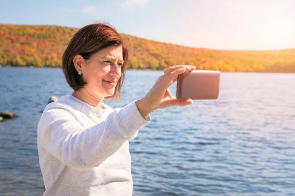 Turista Mujer Tomando Selfies Lago Montaña Día Soleado Otoño Impresionantes — Foto de Stock