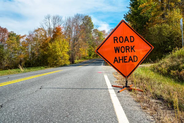 Trabajo Carretera Por Delante Advirtiendo Señal Tráfico Diciendo Los Automovilistas — Foto de Stock