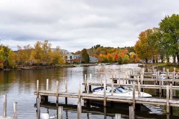 Jetées Bois Sur Une Rivière Par Une Journée Nuageuse Automne — Photo